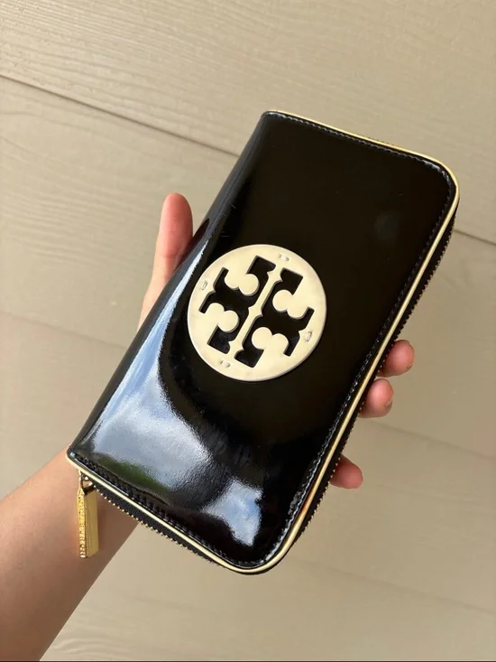 Tory Burch Black Patent Zip-Around Wallet with Logo - Picture 11 of 11
